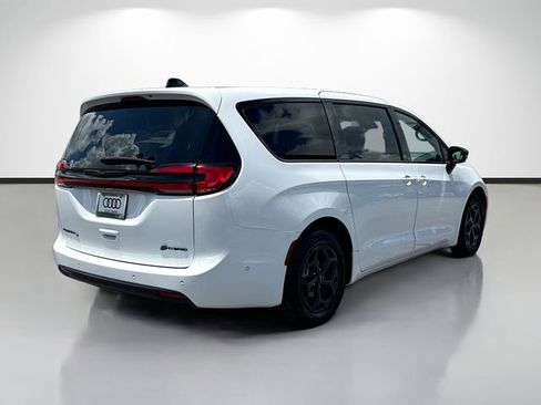 Used 2024 Chrysler Pacifica Limited FWD image 3