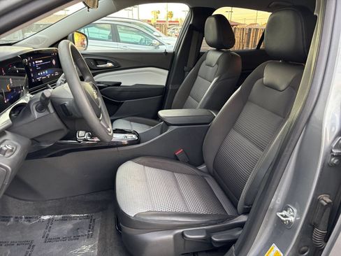 Used 2025 Chevrolet Trax LT FWD image 25