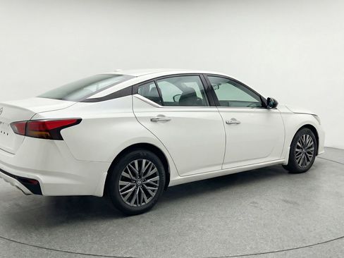 Used 2025 Nissan Altima 2.5 SV image 9