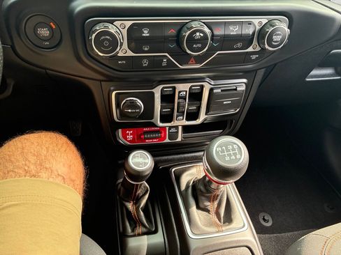 Used 2023 Jeep Gladiator Mojave AWD/4WD image 33