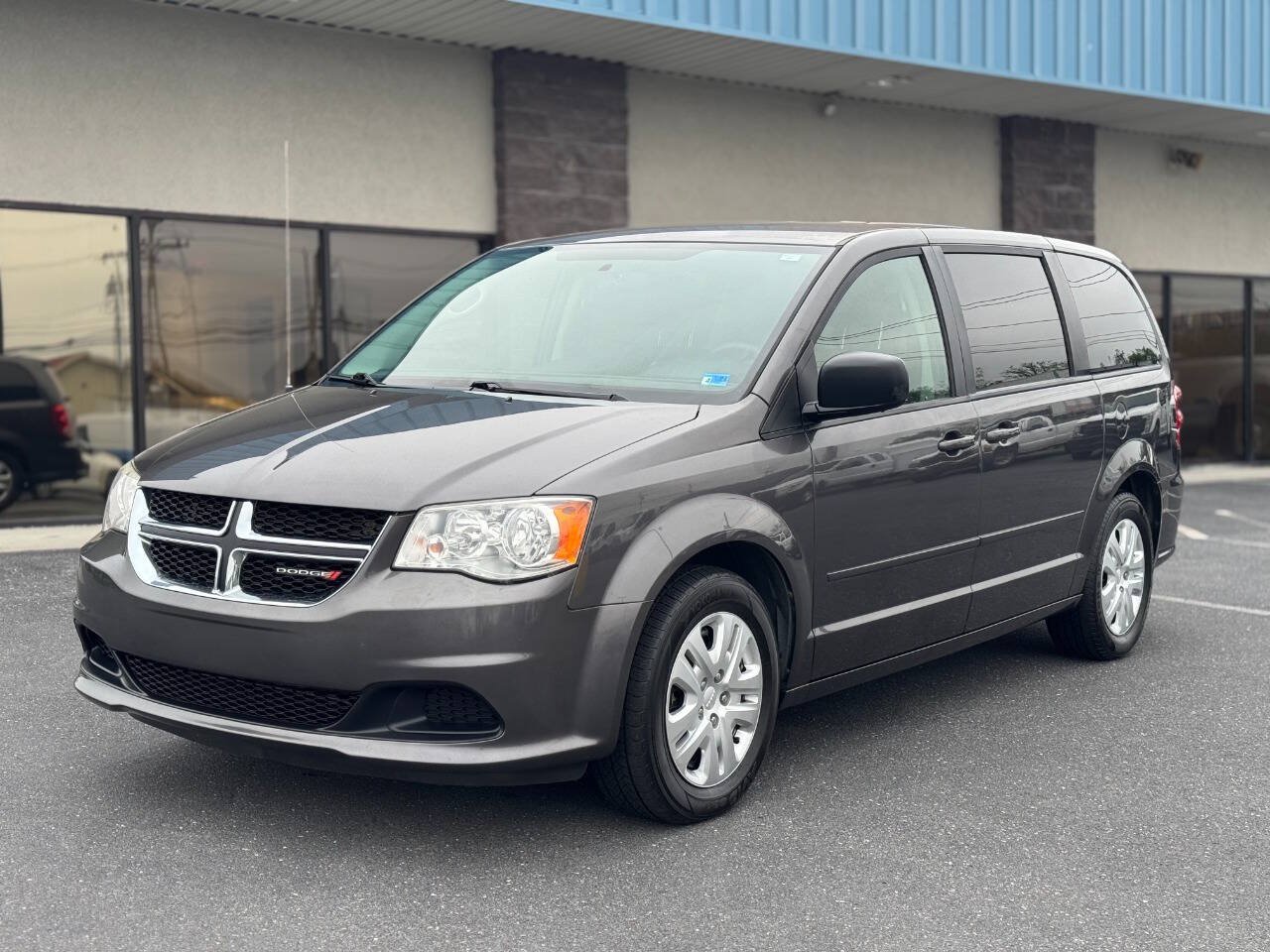 Used 2017 Dodge Grand Caravan SE FWD image 2