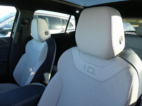 New 2025 Volkswagen ID.4 Pro S image 30