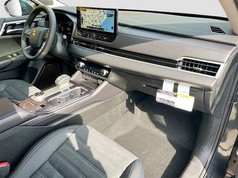 New 2025 Mitsubishi Outlander SE image 31