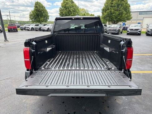 Used 2025 Toyota Tacoma SR5 AWD/4WD image 19