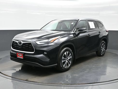 Used 2024 Toyota Highlander XLE AWD/4WD image 2