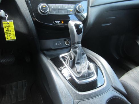 Used 2020 Nissan Rogue S FWD image 25