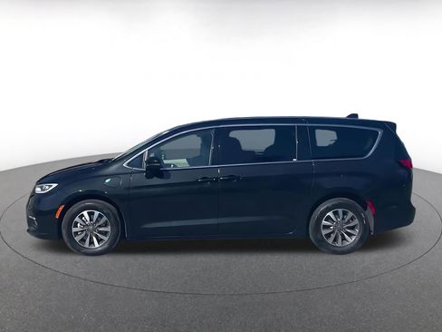 Used 2023 Chrysler Pacifica Touring-L image 8