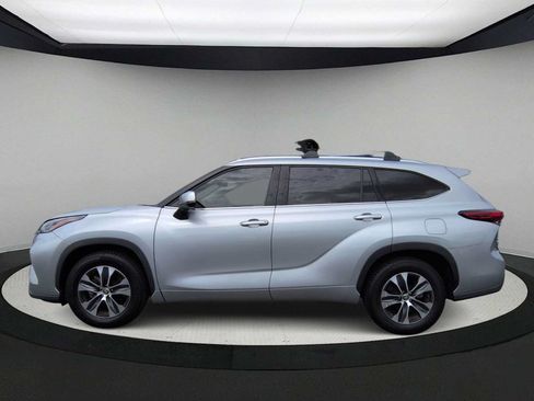 Used 2021 Toyota Highlander XLE FWD image 5