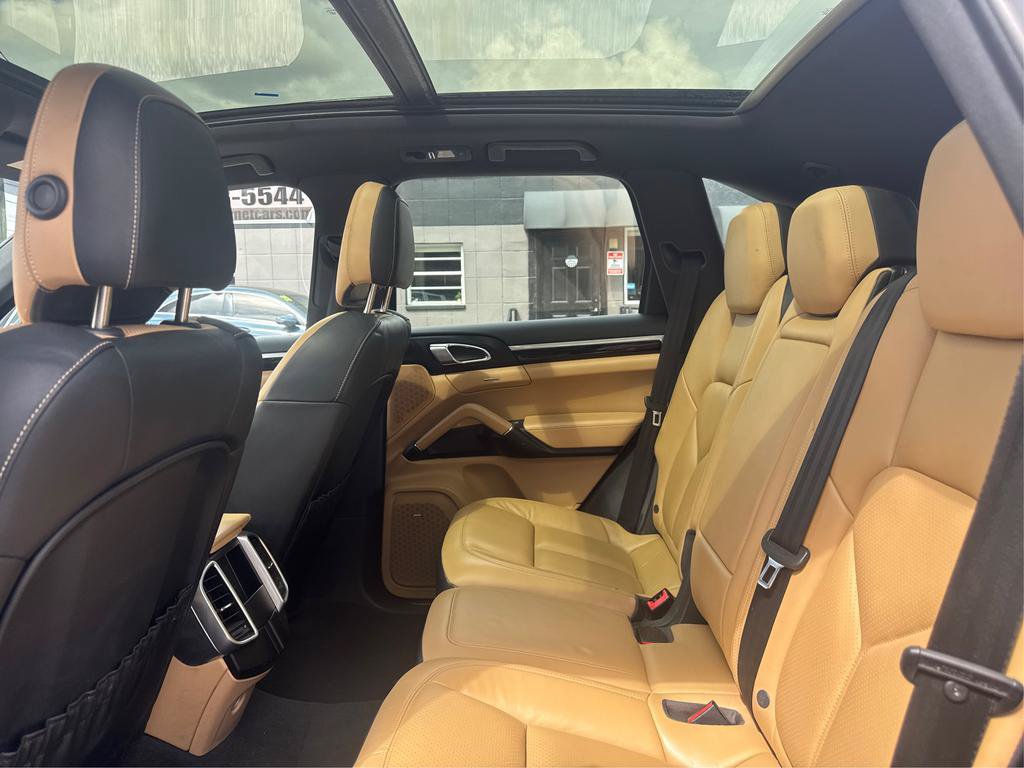 Used 2016 Porsche Cayenne w/ Premium Package AWD/4WD image 9