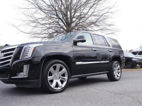 Used 2020 Cadillac Escalade Premium Luxury image 44