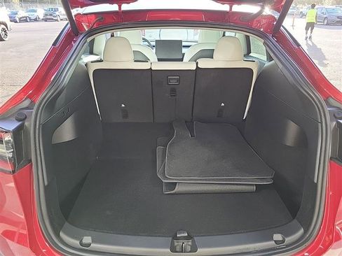 Used 2022 Tesla Model Y Long Range image 3