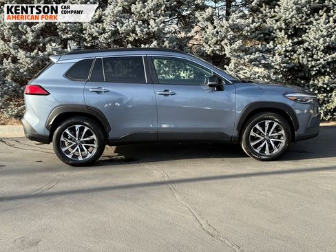 Used 2025 Toyota Corolla Cross XLE image 11