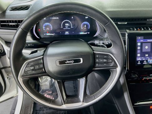 Used 2023 Jeep Grand Cherokee Laredo RWD image 11