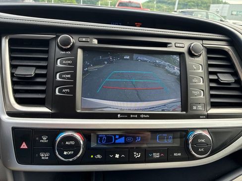 Used 2018 Toyota Highlander XLE AWD/4WD image 19