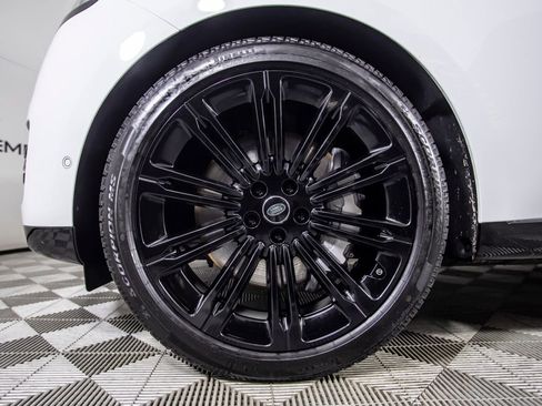 Used 2025 Land Rover Range Rover SE image 40