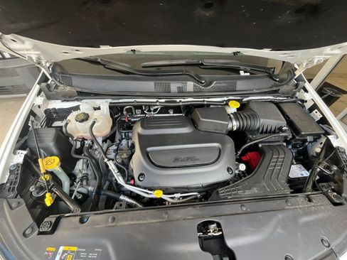 Used 2025 Chrysler Pacifica Limited image 38