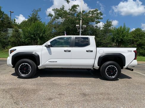 Used 2024 Toyota Tacoma TRD Off-Road AWD/4WD image 5
