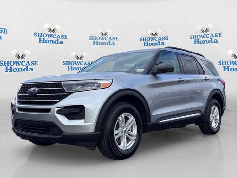 Used 2023 Ford Explorer XLT AWD/4WD image 2