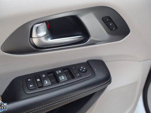 Used 2023 Chrysler Pacifica Touring-L FWD image 13