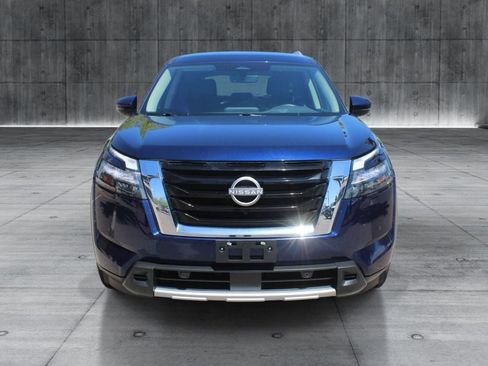 Used 2025 Nissan Pathfinder SL AWD/4WD image 9