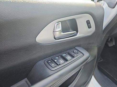 Used 2024 Chrysler Pacifica Limited FWD image 20