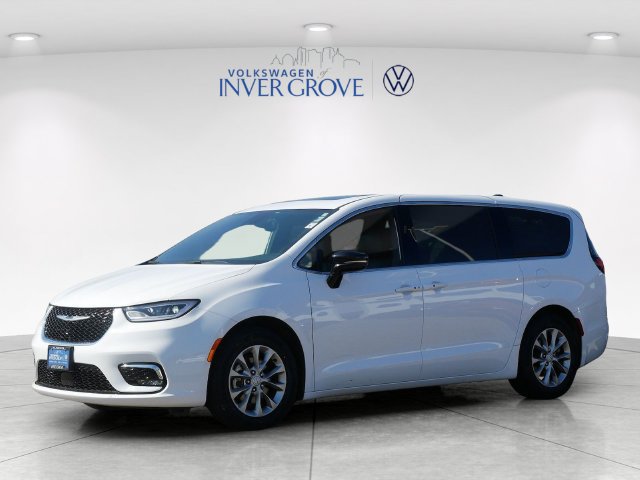 Used 2026 Chrysler Pacifica Limited FWD image 3