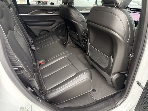 New 2025 Jeep Grand Cherokee Limited image 16