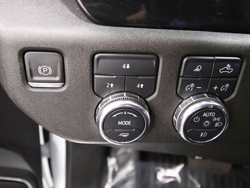 Used 2024 GMC Sierra 3500 SLE w/ SLE Convenience Package image 18