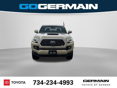 Used 2018 Toyota Tacoma TRD Sport AWD/4WD image 2