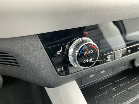 New 2025 Mitsubishi Outlander SE image 27