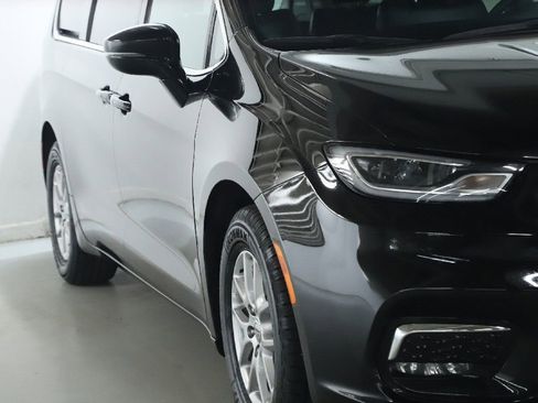 Used 2024 Chrysler Pacifica Touring-L image 8