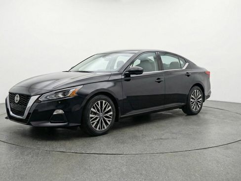 Used 2025 Nissan Altima 2.5 SV image 3