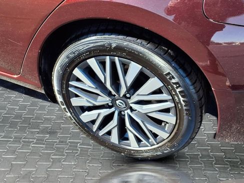 Used 2024 Nissan Altima 2.5 SV image 11