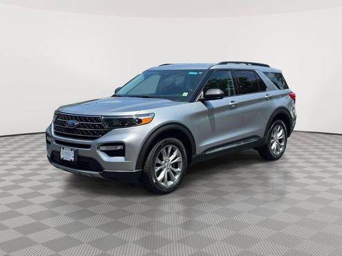 Used 2023 Ford Explorer XLT w/ Equipment Group 202A AWD/4WD image 3