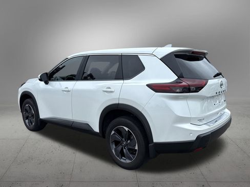 Used 2024 Nissan Rogue SV image 3