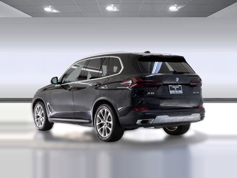 Used 2025 BMW X5 xDrive50e AWD/4WD image 3