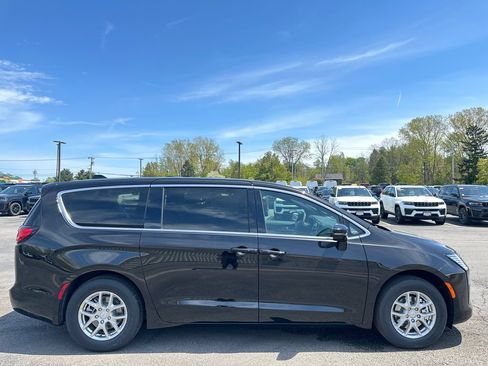 New 2027 Chrysler Pacifica Select FWD image 8