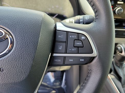 Used 2021 Toyota Sienna XLE FWD image 24