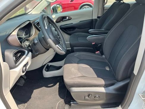 Used 2023 Chrysler Voyager LX FWD image 8
