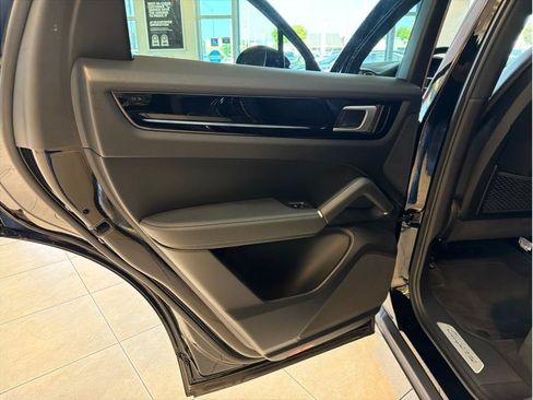 Used 2020 Porsche Cayenne AWD/4WD image 10