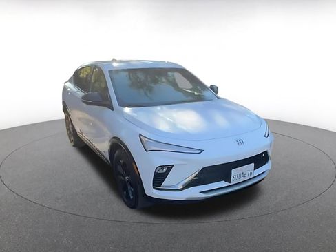 Used 2025 Buick Envista Sport Touring image 3