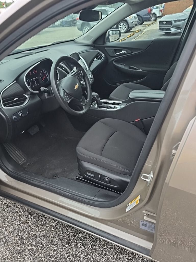Used 2025 Chevrolet Malibu LT FWD image 2