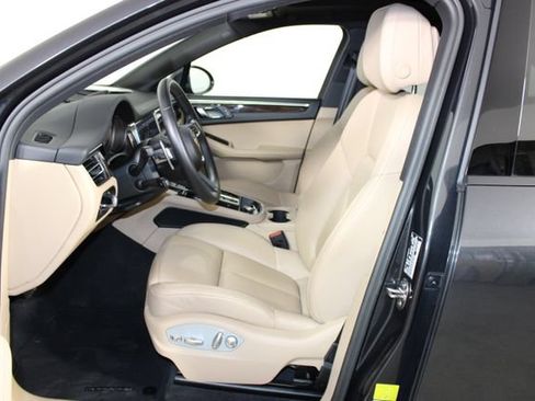 Certified 2024 Porsche Macan AWD/4WD image 5