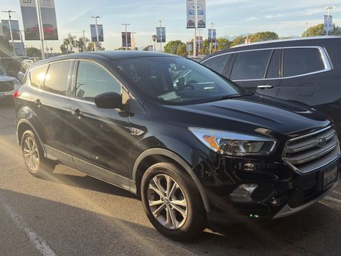 Used 2019 Ford Escape SE FWD image 1