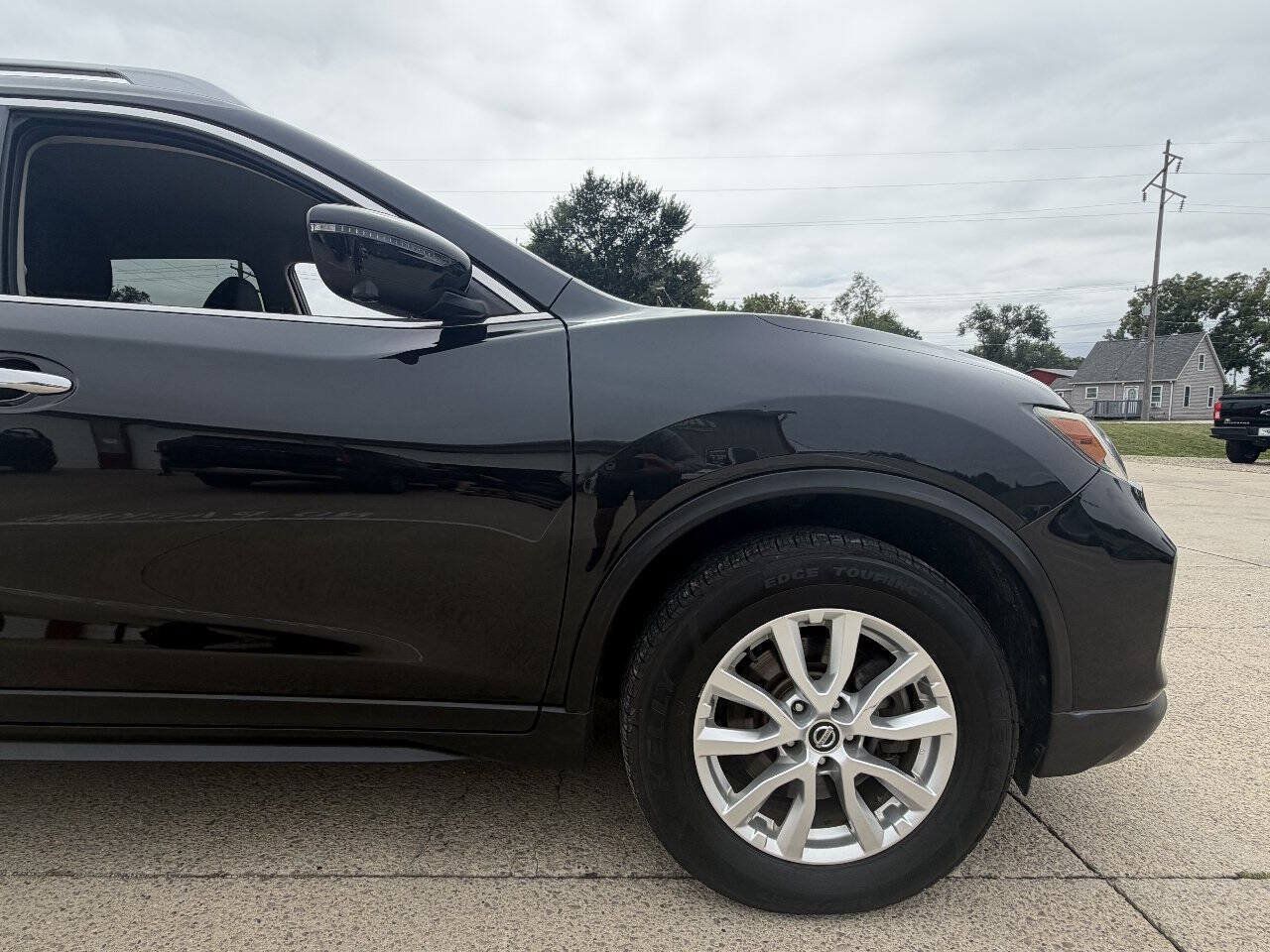 Used 2017 Nissan Rogue SV w/ SV Premium Package FWD image 13