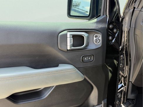 Used 2025 Jeep Gladiator Mojave AWD/4WD image 13