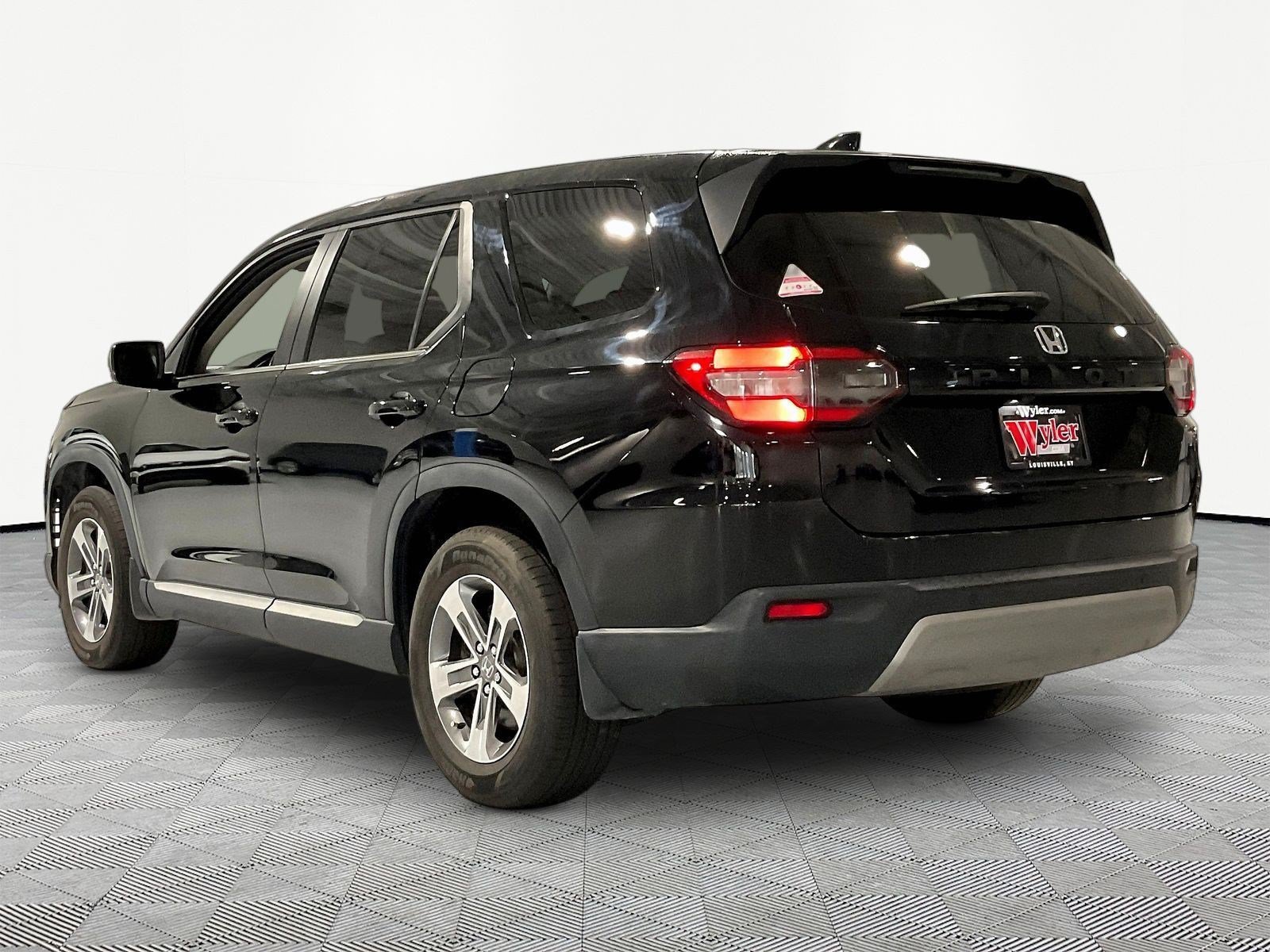 Used 2025 Honda Pilot EX-L image 4