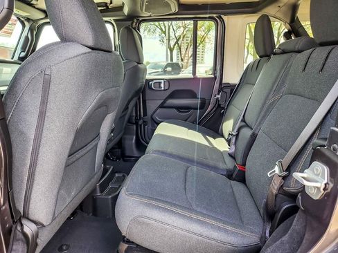 Used 2025 Jeep Wrangler Unlimited Sahara AWD/4WD image 10