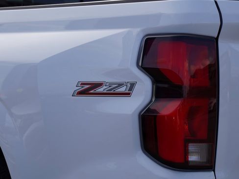 Used 2023 Chevrolet Colorado Z71 w/ Z71 Convenience Package 2 image 11