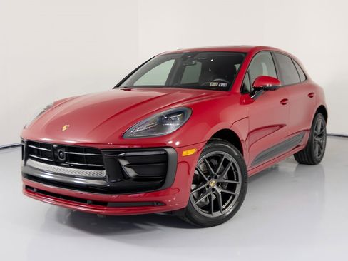 Certified 2025 Porsche Macan Turbo image 13